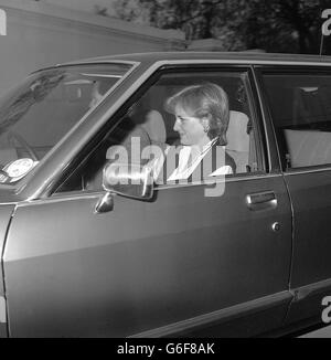 Una sorridente Lady diana Spencer, la fidanzata di 19 anni del Principe Carlo, che viene guidata nella sua nuova casa temporanea dopo una visita a Buckingham Palace. Foto Stock