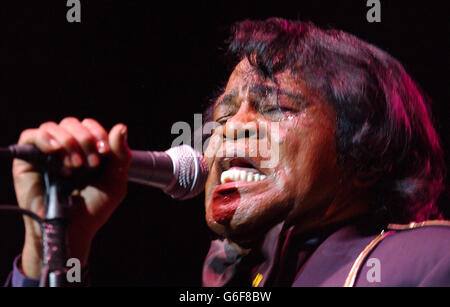 La leggenda dell'anima James Brown si esibisce dal vivo sul palco alla Royal Albert Hall di Londra. Foto Stock