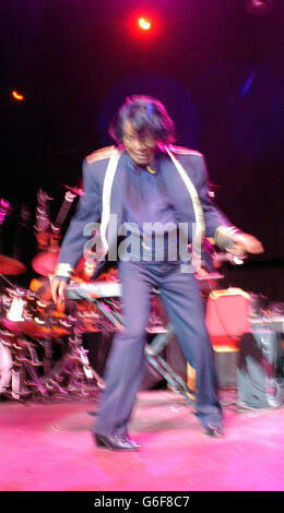 James Brown Royal Albert Hall. La leggenda dell'anima James Brown si esibisce dal vivo sul palco al Royal Albert Hall di Londra. Foto Stock