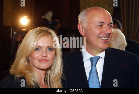 Danniella Westbrook e il leader del Partito conservatore Iain Duncan Smith, partecipando alla festa di lancio del film Carry on London alla House of Commons di Londra. Foto Stock