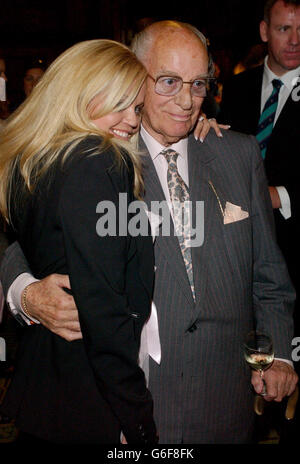 L'attrice Danniella Westbrook con Peter Rogers, produttore di tutti e 31 i film Carry on tra il 1958 e il 1992, partecipa alla festa di lancio del film Carry on London, presso la House of Commons di Londra. Foto Stock