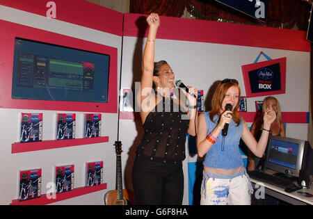 Il Grande Fratello 4 ospita Justine e Sissy in occasione del lancio del Pop Idol Talent Box, presso la Casa di Londra. Pop Idol Talent è una macchina karaoke interattiva che ti permette di cantare e registrare la tua canzone che può essere giudicata anche sul sito web Pop Idol Talent Box. Foto Stock