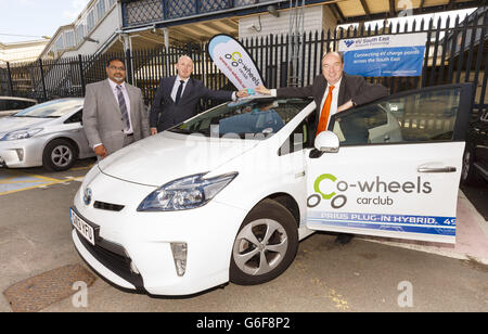 Un nuovo Toyota Prius dato in prestito a Co Wheels car club alla stazione ferroviaria di Lewes in Sussex orientale con (da sinistra a destra) Riz Wahid, responsabile dello sviluppo Retail a Southern Railway, Stuart Ferma di Toyota GB, Norman Baker MP, sotto il Segretario di Stato per i Trasporti. Foto Stock