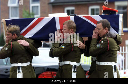 I Soliders portano la bara del caporale Paul Long nella chiesa di Colchester, Essex, per i suoi funerali. CPL Long, di South Shields, South Tyneside, doveva essere sepolto a Colchester Cemetary. * l'età di 24 anni era uno dei sei soldati uccisi in un attacco contro una stazione di polizia ad al Majar al-Kabir il 17 luglio. Tutte e sei le vittime furono la Royal Military Police, membri della 156 Provost Company, attaccata alla Brigata dell'assalto aereo del 16, con sede a Colchester, Essex. Foto Stock