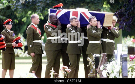 I Soliders della Royal Military Police portano la bara del caporale Paul Long nel cimitero di Colchester per la sua sepoltura. In precedenza, un servizio funerario aveva avuto luogo nella città per CPL Long, di South Shields, Tyneside meridionale. * l'età di 24 anni era uno dei sei soldati uccisi in un attacco contro una stazione di polizia ad al Majar al-Kabir. Tutte e sei le vittime furono la Royal Military Police, membri della 156 Provost Company, attaccata alla Brigata dell'assalto aereo del 16, con sede a Colchester, Essex. Foto Stock