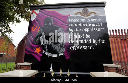 Un nuovo murale UVF a Inverwood Court, a est di Belfast, che ha sostituito un murale George Best. Foto Stock