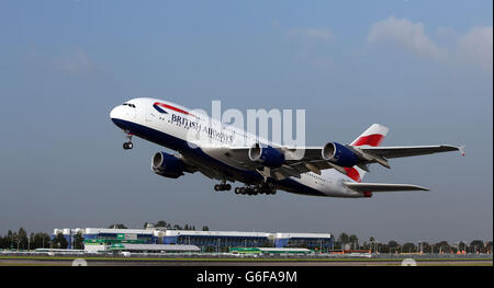 L'A380 Super jumbo della British Airways decolta dall'aeroporto di Heathrow sul suo primo volo commerciale per Los Angeles sulla nuovissima "Red Carpet Route". Foto Stock