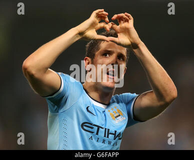 Calcio - Capital One Cup - Third Round - Manchester City / Wigan Athletic - Etihad Stadium. Stevan Jovetic di Manchester City celebra il terzo traguardo. Foto Stock