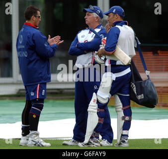 Il bowler inglese Darren Gough (a sinistra) con l'allenatore Duncan Fletcher e battitore Nasser Hussain al campo di cricket di Lord. Foto Stock