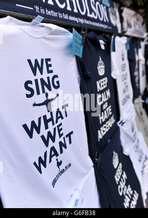 Una vista delle T-shirt Tottenham Hotspur in vendita al di fuori della corsia white hart prima di iniziare, incluse quelle con lo slogan 'We Sing What We Want' Foto Stock