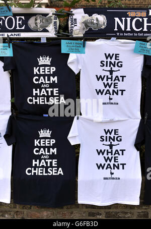 Una vista delle T-shirt Tottenham Hotspur in vendita al di fuori della corsia white hart prima di iniziare, incluse quelle con lo slogan 'We Sing What We Want' Foto Stock