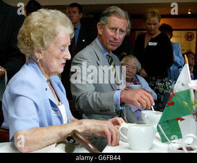 Il principe Charles visita a Nefyn in Galles Foto Stock