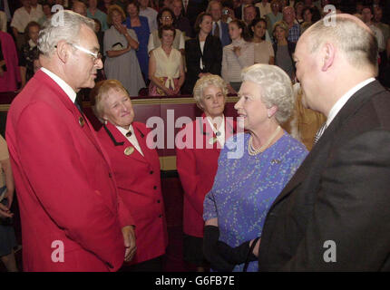 La Regina Elisabetta II della Gran Bretagna incontra lo steward John Miller della Royal Albert Hall, 63 anni, da Cheltenham, e i compagni stewards Peggy Duffin (2° a sinistra), da Bromley in Kent, E Christine Speckley (centro), di Bradford nello Yorkshire occidentale, durante l'intervallo del 17° BBC Prom di quest'anno, tenuto alla Royal Albert Hall di Londra Foto Stock