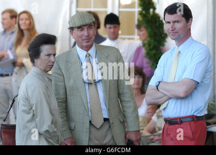 La principessa reale con l'ex marito Mark Phillips (centro) e il marito Tim Laurence (a destra) durante la cerimonia di presentazione del Doubleprint Festival of British Eventing a Gatcombe Park vicino a Minchinhampton, Gloucestershire. Foto Stock