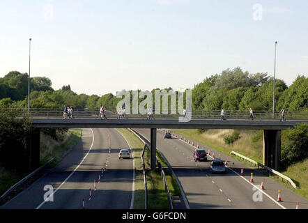 I fan di Robbie Williams attraversano un ponte all'incrocio 7 sulla A1 vicino a Knebworth in Hertfordshire, poiché entrambe le carrozze dell'autostrada appaiono relativamente al traffico. Centinaia di spettatori di concerti la scorsa notte hanno perso la prima delle tre esibizioni del cantante a causa della congestione del traffico sulla A1 vicino a Knebworth in entrambe le direzioni. Foto Stock