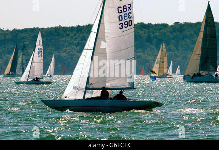 Gli yacht della classe International Dragon gareggiano nella Solent domenica 3 agosto 2003 il secondo giorno della settimana dei Cowes di Skandia, la regata annuale di vela sull'isola di Wight. È il più grande evento di vela del mondo, e dura otto giorni con oltre 950 barche in competizione in 37 classi. Foto Stock