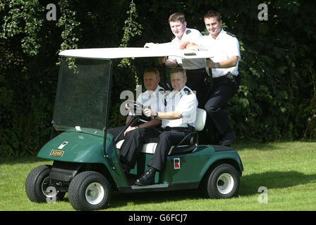 PCS Dave Oliver, Steve Heiniger (di fronte Andy Guest e Mick Kirtley), che ha catturato un sospetto dopo che due di loro hanno comandato un golf buggy per inseguirlo attraverso un campo da golf. Il sospetto aveva preso in precedenza un ostaggio di pescatore tenendo le forbici alla gola. *...PCS Heiniger e Oliver usarono il buggy per attraversare il campo da golf dove l'uomo era fuggito dopo che la sua vittima di ostaggio riuscì a liberarsi. Il 20-year-old sospetto aveva saltato nel River Wear, a Chester-le-Street, contea di Durham, per sfuggire alla polizia, ma Bwas trascinato fuori quando i due ufficiali sono saliti nel fiume Uniti da colleghi Guest Foto Stock