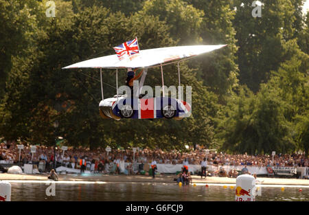 Austin Power's Mile High Club Flying Machine OOH Baby! Volare al Red Bull Flugtag di Hyde Park, Londra. I concorrenti saranno segnati sulla distanza coperta dalla loro "macchina volante", la creatività, le prestazioni e il risultato del clap-o-metro folla. *...il primo premio è lezioni di volo o 5,000 in contanti. Foto Stock