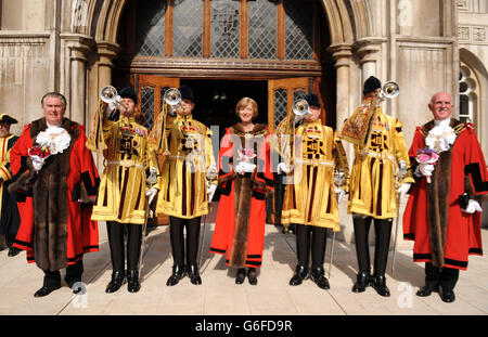 Alderman Fiona Woolf (a destra) Sindaco eletto della Città di Londra, si pone fuori dalla Guildhall nella Città di Londra. Foto Stock