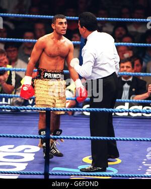 08-GIU-96 .... Pugilato .... Il principe Naseem Hamed ottiene un conteggio permanente dopo essere stato abbattuto da Daniel Alicea nel primo turno Foto Stock