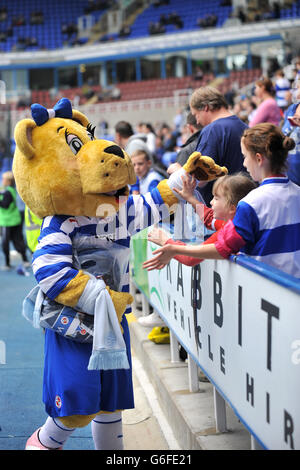 Calcio - Campionato Sky Bet - Reading v Birmingham City - Stadio Madejski. La mascotte di lettura saluta i fan prima del gioco Foto Stock