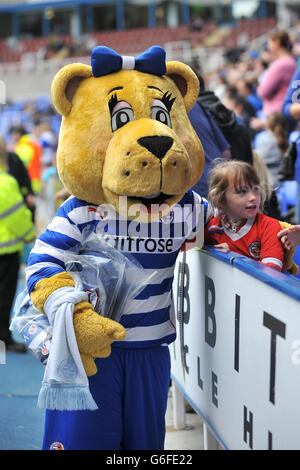 Calcio - Campionato Sky Bet - Reading v Birmingham City - Stadio Madejski. La mascotte di lettura saluta i fan prima del gioco Foto Stock