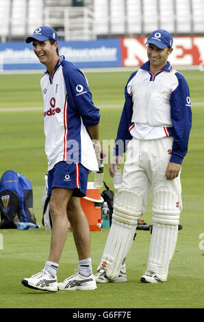 Il capitano dell'Inghilterra Michael Vaughan (a sinistra) con l'ex capitano Nasser Hussain durante una sessione in rete a Trent Bridge, Nottingham, martedì 12 agosto 2003, in vista della terza prova contro il Sudafrica a partire da giovedì. Foto Stock