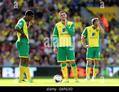 Calcio - Barclays Premier League - Norwich City / Chelsea - Carrow Road. Gary Hooper (centro) e Leory Fer (sinistra) di Norwich City si levano in piedi abbattuti dopo che Willian di Chelsea (non raffigurato) segna il terzo obiettivo del loro lato Foto Stock