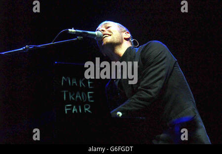 Chris Martin, cantante di Coldplay, si esibisce dal vivo al festival rock V2003 di Chelmsford, Essex. Foto Stock