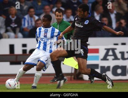 Leon Knight (a sinistra) di Brighton affronta Clarke Carlisle of Queen's Park Rangers, lunedì 18 agosto 2003, durante la partita Nationwide Division 2 allo stadio Withdean di Brighton, East Sussex. NESSUN UTILIZZO NON UFFICIALE DEL SITO WEB DEL CLUB. Foto Stock