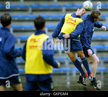 Il Colin Cameron scozzese (seconda destra) in azione contro i compagni di squadra durante una sessione di allenamento al Bissle Stadium di Oslo, Norvegia, in vista del amichevole internazionale contro la Norvegia. Foto Stock