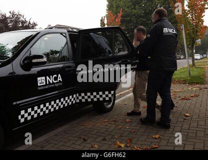 NOTA PER I REDATTORI: VOLTI PIXELATED DAL PA PICTUREDESK SU RICHIESTA DELLA NCA: Ufficiali della neoformata National Crime Agency prendono parte a un raid all'alba su una proprietà in Wanstead Road, Bromley, Kent. Foto Stock
