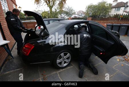 NOTA PER I REDATTORI: VOLTI PIXELATED DAL PA PICTUREDESK SU RICHIESTA DELLA NCA: Ufficiali della neoformata National Crime Agency prendono parte a un raid all'alba su una proprietà in Wanstead Road, Bromley, Kent. Foto Stock