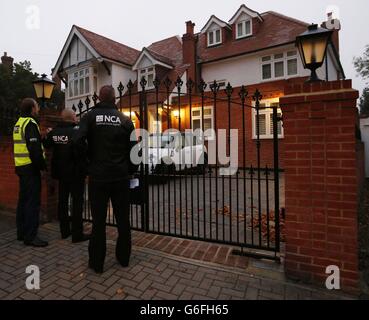 NOTA PER I REDATTORI: VOLTI PIXELATED DAL PA PICTUREDESK SU RICHIESTA DELLA NCA: Ufficiali della neoformata National Crime Agency prendono parte a un raid all'alba su una proprietà in Wanstead Road, Bromley, Kent. Foto Stock