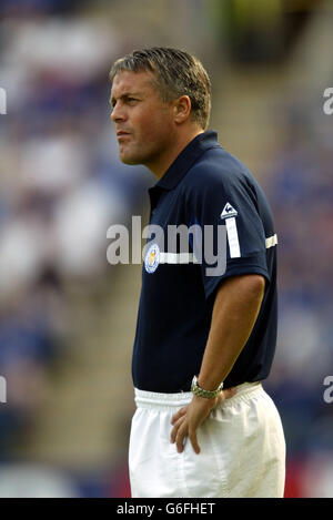 Micky Adams, responsabile della città di Leicester, si occupa della partita di premiership fa Barclaycard al Walkers Stadium di Leicester. Leicester ha disegnato il 2-2 con Southampton. Foto Stock