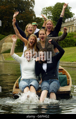 Le ragazze della scuola di St Mary, Cambridge, celebrano ottenendo i loro risultati di GCSE punendo sulla camma di fiume dal King's College. Foto Stock