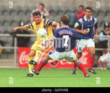 Soccer Euro 96 .... La Romania v Francia, Newcastle Foto Stock