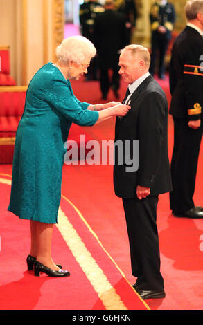 Trevor Spence riceve un MBE dalla Regina Elisabetta II in occasione di una cerimonia di investitura a Buckingham Palace nel centro di Londra. Foto Stock