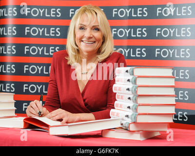 L'autrice Helen Fielding partecipa a una fotocellula prima di una sessione di firma per il suo nuovo libro 'Bridget Jones - Mad About the Boy', a Foyles, nel centro di Londra. Foto Stock