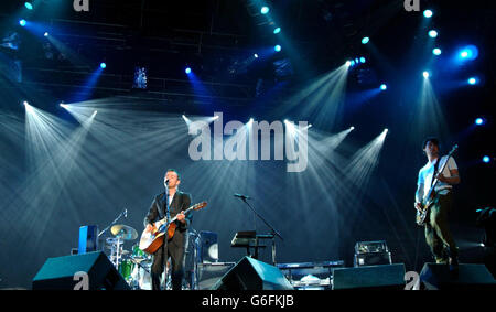 Blur si esibiscono al Carling Reading Festival. Il cantante Damon Albarn della band Blur ha suonato sul palco principale al Carling Reading Festival. Foto Stock