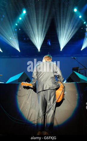 Blur si esibiscono al Carling Reading Festival. Il cantante Damon Albarn della band Blur ha suonato sul palco principale al Carling Reading Festival. Foto Stock