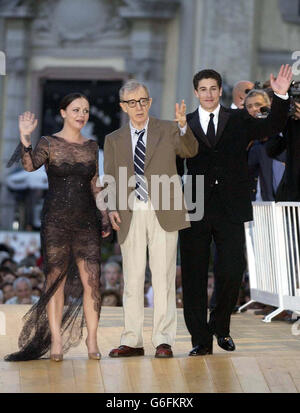 Attori (da sinistra) Christina Ricci, Woody Allen e Jason Biggs, arrivati per la prima del film di Woody Allen 'Anything Else' al Lido di Venezia durante il 60° festival cinematografico di Venezia. Foto Stock