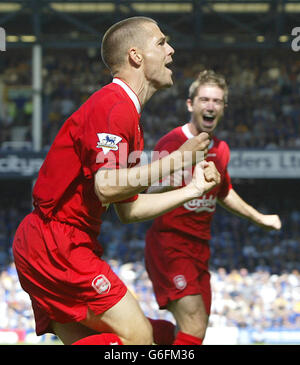 Michael Owen (L) di Liverpool festeggia dopo aver segnato contro Everton con il compagno di squadra Harry Kewell durante la sua partita di premiership fa al Goodison Park Ground di Everton a Liverpool. Foto Stock