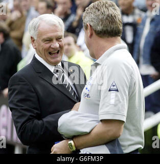 Il manager di Newcastle Sir Bobby Robson (a sinistra) condivide una battuta con il manager di Birmingham Steve Bruce durante la partita di premiership fa al St James' Park Ground di Newcastle. Foto Stock