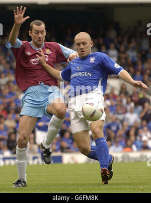 Don Hutchison di West Ham (a sinistra) e Matt Richards di Ipswich sfidano la palla durante la loro partita Nationwide Division uno al Portman Road Ground di Ipswich. West Ham ha vinto il gioco 2-1. . Foto Stock