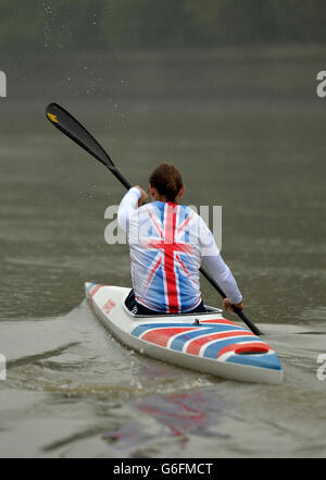 Anne Dickins della Gran Bretagna si porta sul fiume per una pagaia nel suo nuovo kit di canoa GB durante il lancio del Team GB Canoismo Squad Kit presso gli Embankment Studios di Londra. PREMERE ASSOCIAZIONE foto. Data immagine: Venerdì 11 ottobre 2013. Vedi la storia della Pennsylvania CHE CANOTTANO Londra. Il credito fotografico dovrebbe essere: Andrew Matthews/PA Wire. Foto Stock