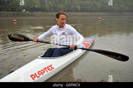 Anne Dickins della Gran Bretagna si porta sul fiume per una pagaia nel suo nuovo kit di canoa GB durante il lancio del Team GB Canoismo Squad Kit presso gli Embankment Studios di Londra. PREMERE ASSOCIAZIONE foto. Data immagine: Venerdì 11 ottobre 2013. Vedi la storia della Pennsylvania CHE CANOTTANO Londra. Il credito fotografico dovrebbe essere: Andrew Matthews/PA Wire. Foto Stock