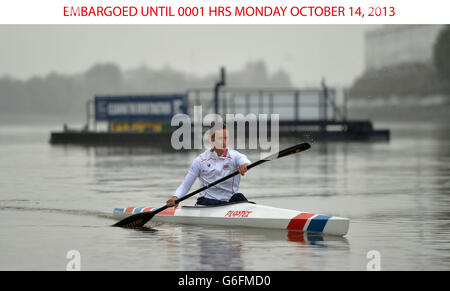 Anne Dickins della Gran Bretagna si porta sul fiume per una pagaia nel suo nuovo kit di canoa GB durante il lancio del Team GB Canoismo Squad Kit presso gli Embankment Studios di Londra. Foto Stock