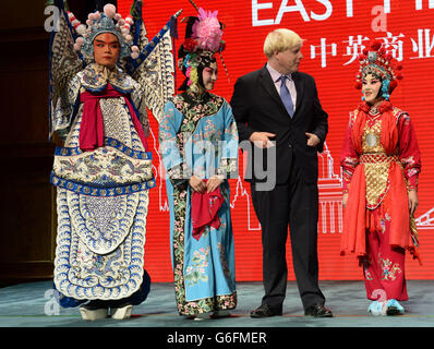 Il Sindaco di Londra Boris Johnson incontra i membri dell'Opera di Pechino al Reinwood Theatre di Pechino, dove ha visto uno spettacolo e ha cenato con il cast. Foto Stock