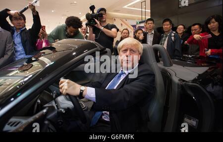 Il sindaco di Londra Boris Johnson si trova su un'auto sportiva Jaguar mentre fa un giro degli stand al festival Great British Brands al centro commerciale Zhuo Zhan, il più grande centro commerciale della Cina. Foto Stock